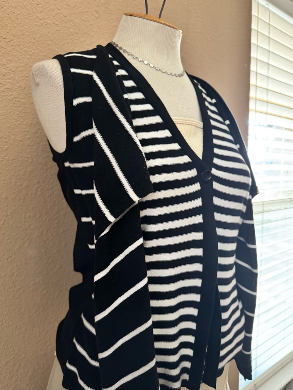 Foxcroft STUNNING Black and White Sleevless Cardigan